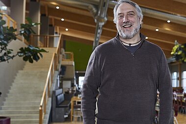 Sven Altlay lächelt in die Kamera