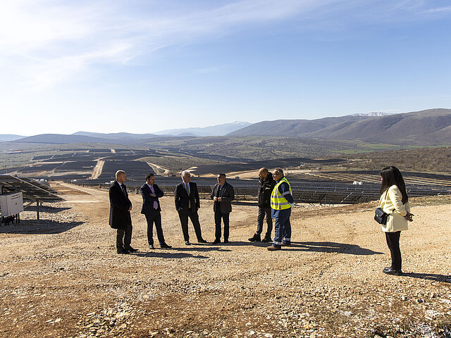 JUWI-Mitarbeiter*innen diskutieren am Solarpark.