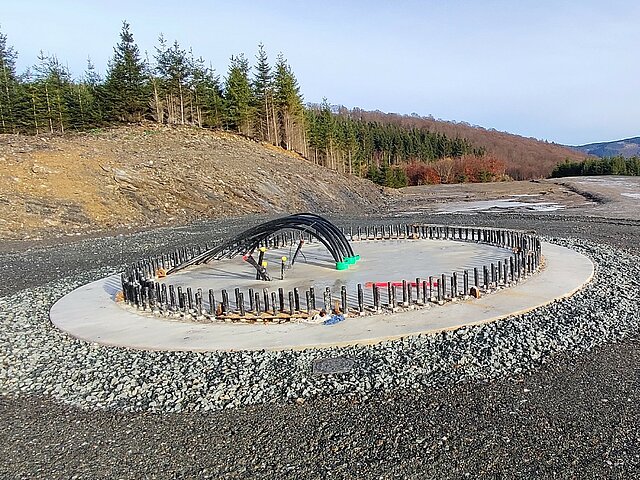 Das Fundament einer Windenergieanlage wird errichtet.