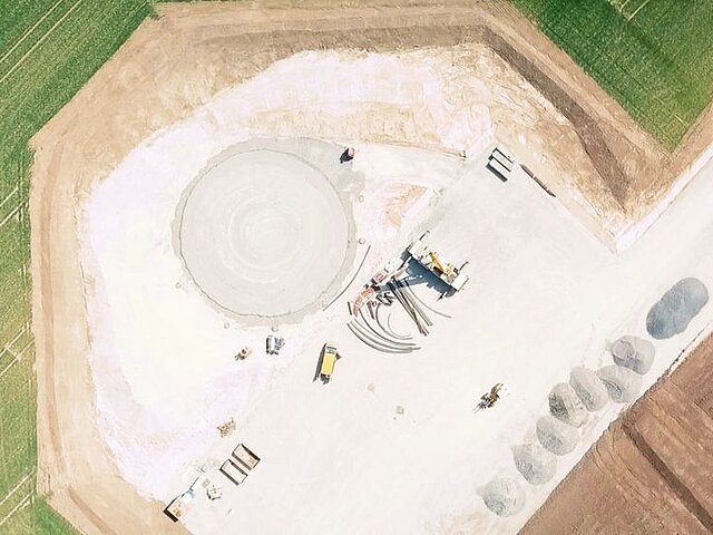 Das Fundament wurd gegossen. Zu sehen ist das fertige Fundament aus der Vogelperspektive.