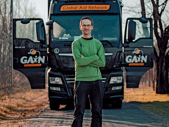 JUWI-Mitarbeiter Ingo Klute steht vor einem LKW. 