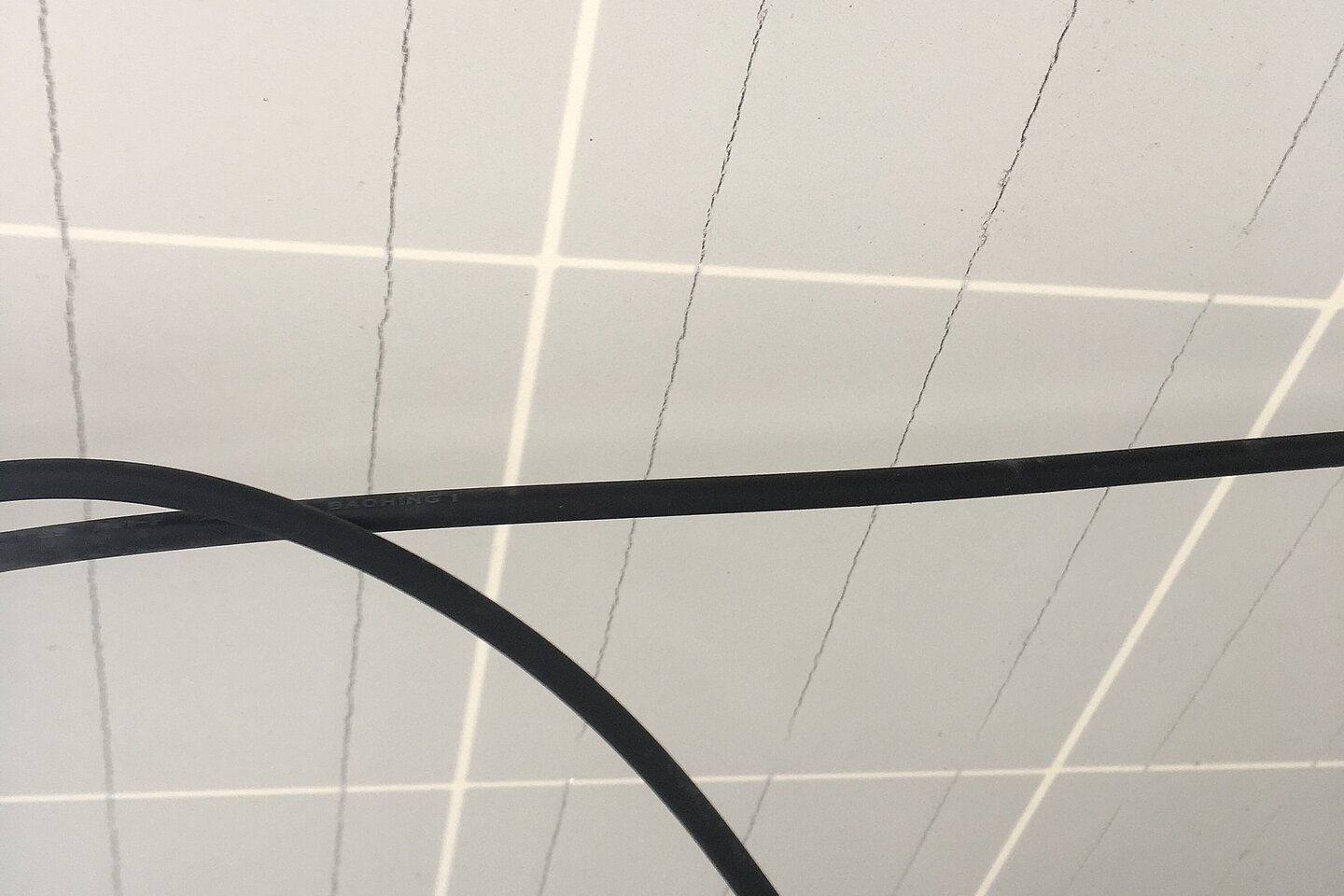 Risse in der Rückseitenfolie an einem Solarmodul