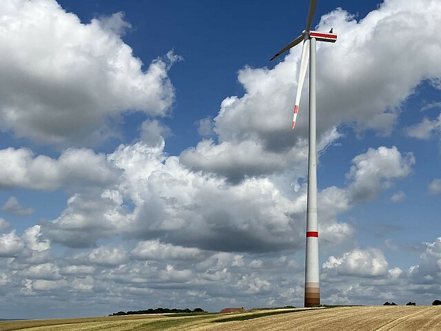 Windenergie-Anlage des Windpark Perl. Steht auf einer Acker.