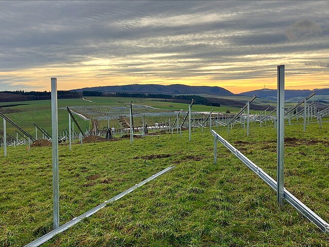 Die für die Solarpanele notwendigen Gestelle auf einem grünen Feld.