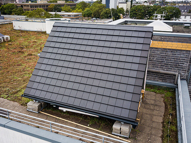 Ein Hausdach, dass mit Solar-Ziegeln gedeckt ist.