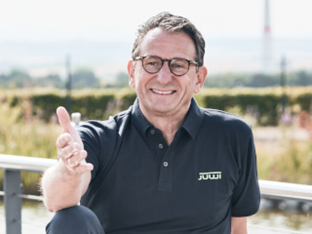JUWI-CEO Carsten Bovenschen lacht entspannt in die Kamera.