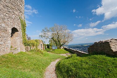Eine Denkmalgeschützte Ruine, bis zum Horizont erstreckt sich eine weite und offene Landschaft. 