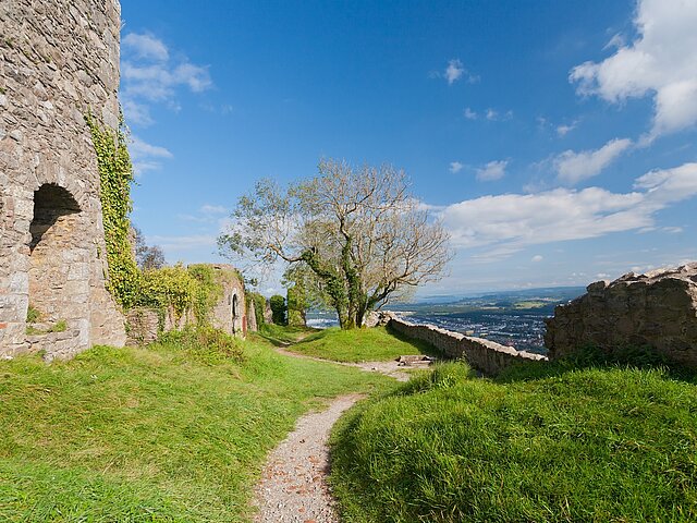 Eine Denkmalgeschützte Ruine, bis zum Horizont erstreckt sich eine weite und offene Landschaft.
