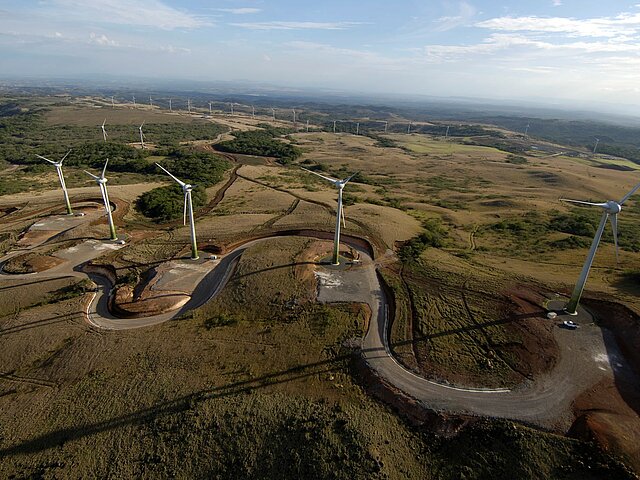 Zu sehen ist der Windpark Guanacaste in Mittelamerika. Die zahlreichen Windkraftanlagen erstrecken sich bis zum Horizont.