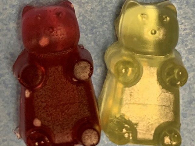 Zwei Gummibärchen (rot und gelb).