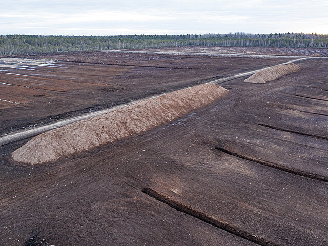 Ein Torfabbaugelände, es weist Ähnlichkeiten mit einer Marslandschaft auf.