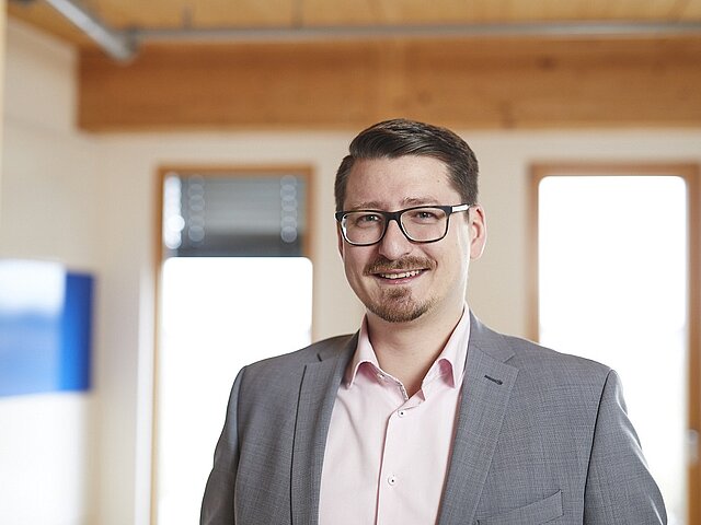 Andreas Hönig lächelt in die Kamera.