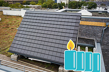 Ein Hausdach, dass mit Solar-Ziegeln gedeckt ist. 