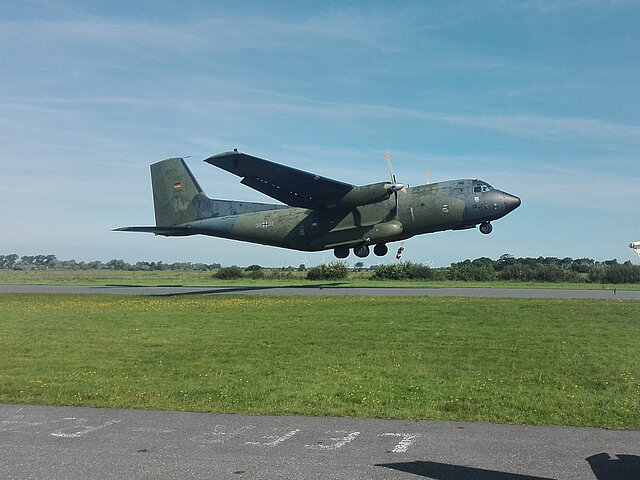 Ein Transportflugzeug der Bundeswehr hebt ab.