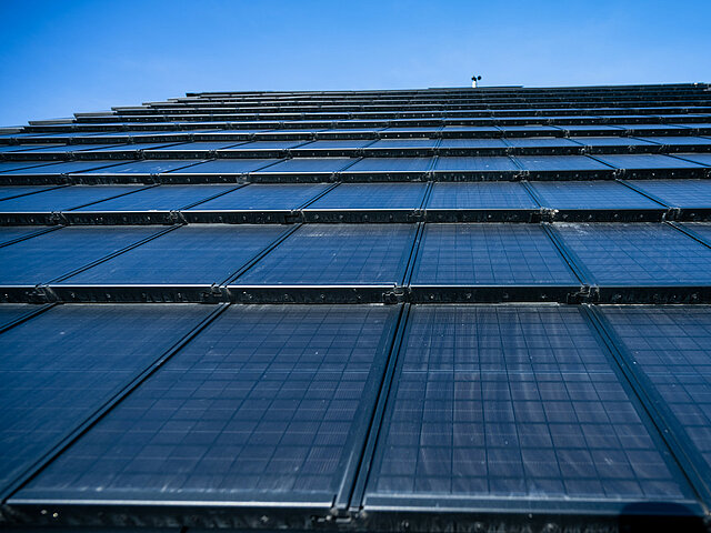 Eine sogenannte Solardachpfanne. Solarmodule, die direkt auf das Dach gedeckt werden.