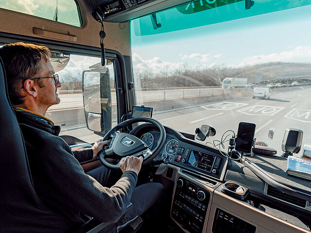 Ingo Klute sitzt in der Kabine seines LKW und fährt auf der Autobahn.