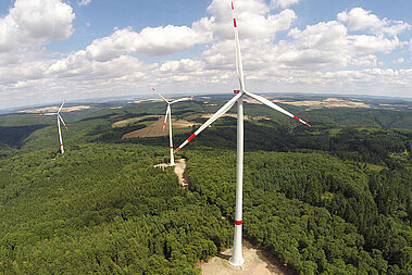 Mehrere Windräder ragen in den Himmel.