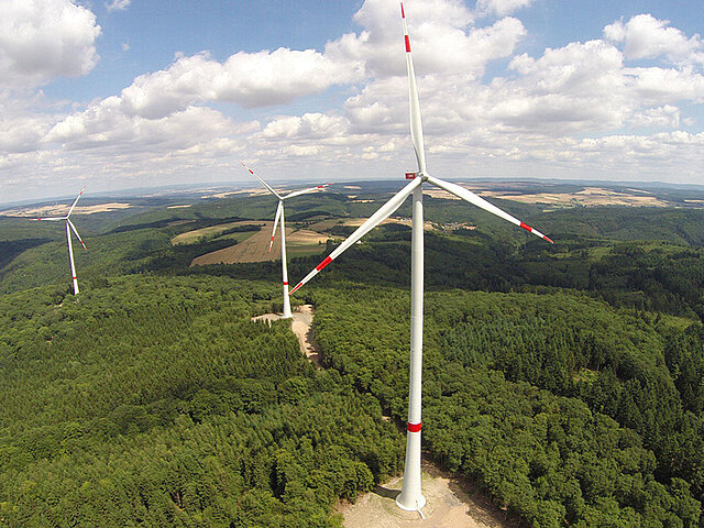 Mehrere Windräder ragen in den Himmel.