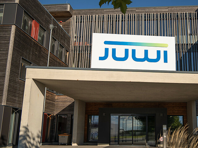 Der Eingang des JUWI-Gebäudes in Wörrstadt.