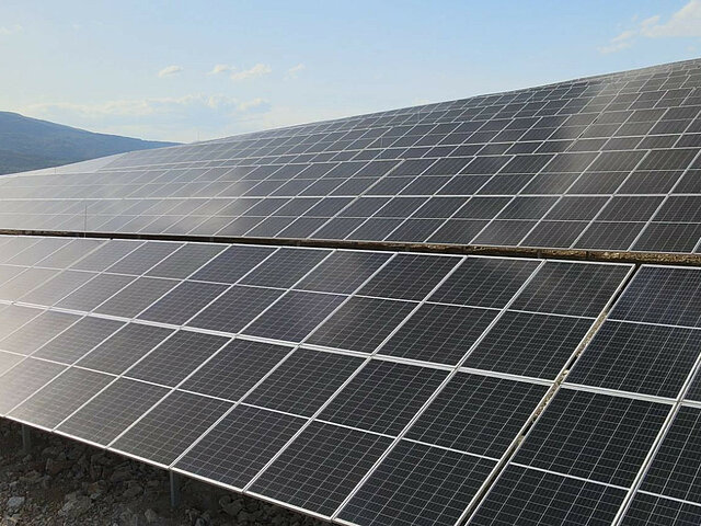 Solarmodule glitzern in der Sonne.