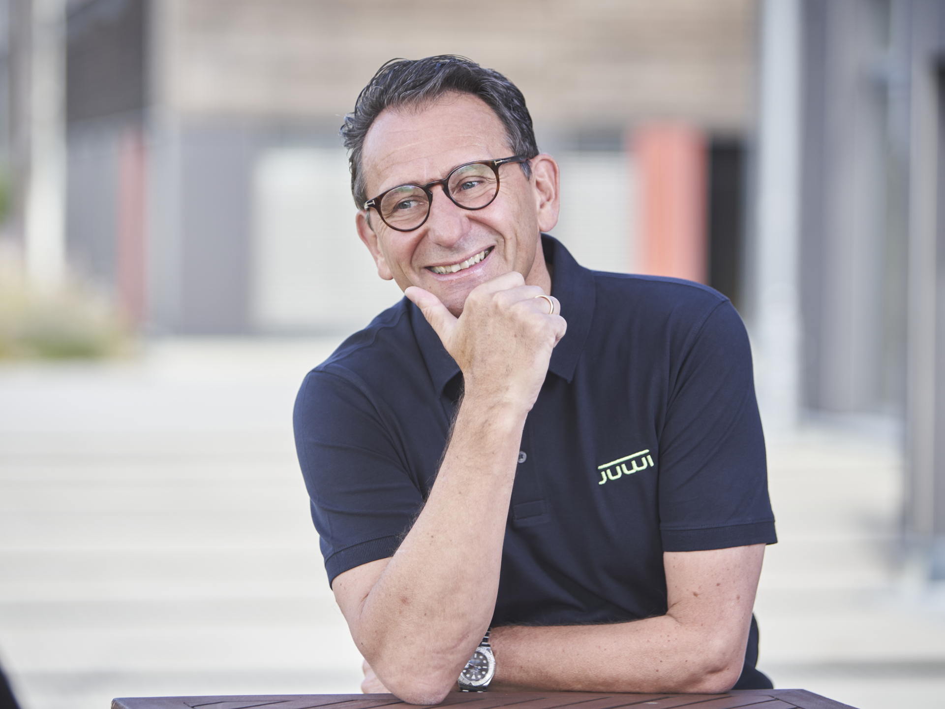 JUWI-CEO Carsten Bovenschen lacht entspannt in die Kamera. 
