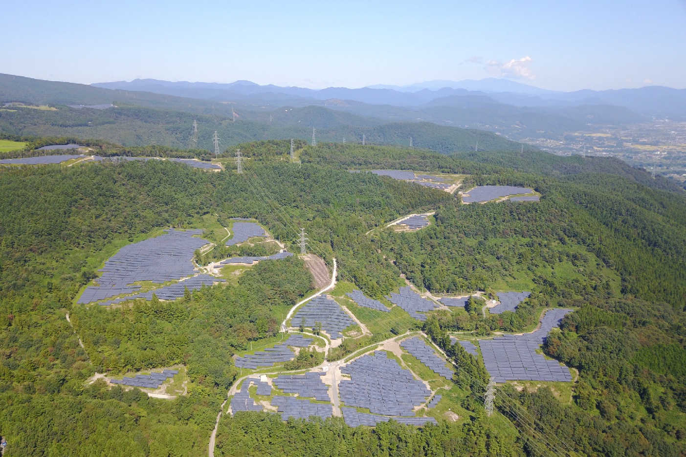 Der Solarpark Azumi Kofuji erstreckt sich über einen ganzen Höhenzug.