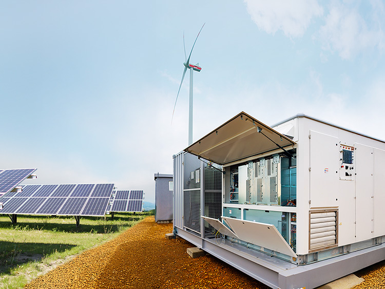 Batteriespeichercontainer im Solar- und Windpark